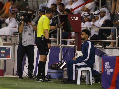 الحكم السعودي محمد الهويش خلال إدارة مباراة قطر وإيران في تصفيات كأس العالم - 5 يونيو 2025 - Reuters