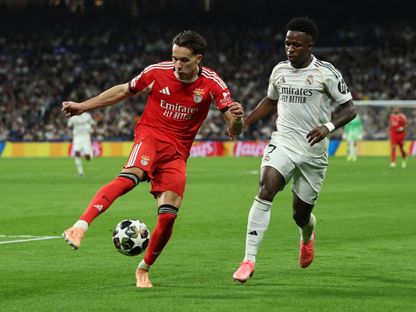 فينيسيوس جونيور لاعب ريال مدريد في صراع على الكرة مع آمار ديديتش لاعب بنفيكا في دوري أبطال أوروبا - 25 فبراير 2026 - Reuters