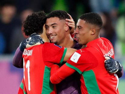 زميلان للحارس الثالث عبد الحكيم المصباحي يهنئانه بتصديه لركلة الترجيح الحاسمة أمام فرنسا وتأهل المغرب لنهائي كأس العالم تحت 20 عاماً - 16 أكتوبر 2025 - REUTERS