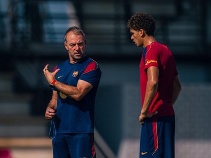 هانزي فليك مدرب برشلونة يتحدث إلى المهاجم المصري حمزة عبد الكريم بالتدريبات - 22 أغسطس 2026 - X@FCBarcelona