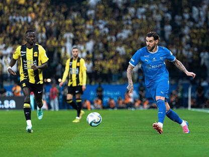 ثيو هيرنانديز مدافع الهلال يقود هجمة خلال مواجهة الاتحاد في كلاسيكو الدوري السعودي - 10 أكتوبر 2026 - X/@Alhilal_FC