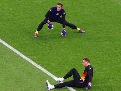 مانويل نوير وتير شتيغن في فترة الإحماء قبل مواجهة ألمانيا وسويسرا في يورو 2024 - 23 يونيو 2024 - ٍreuters