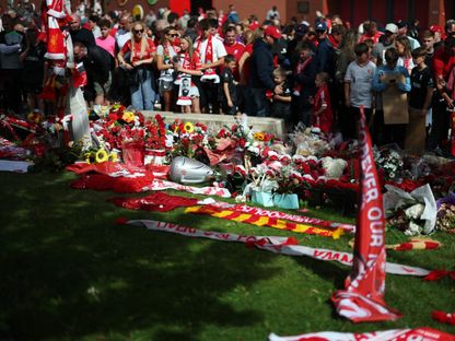 جمهور ليفربول يلقي الورود في أول مباراة للفريق في أنفيلد بعد وفاة ديوغو جوتا - 4 أغسطس 2025 - Reuters