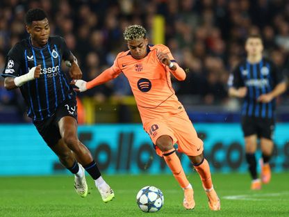 لامين يامال يركض بالكرة خلال مواجهة برشلونة وكلوب بروج البلجيكي في دوري أبطال أوروبا - 5 ديسمبر 2025 - REUTERS