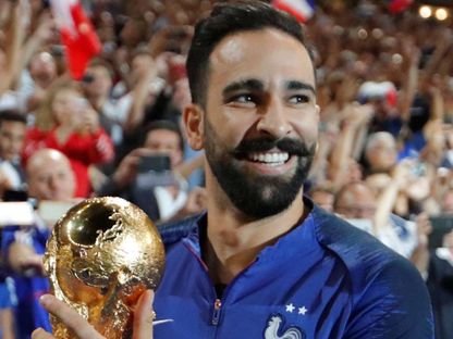 مدافع منتخب فرنسا في مونديال 2018 عادل رامي يحمل الكأس - Reuters
