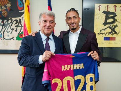 رافينيا لاعب برشلونة ورئيس النادي جوان لابورتا بعد تجديد عقده - 22 مايو 2025 - X@FCBarcelona