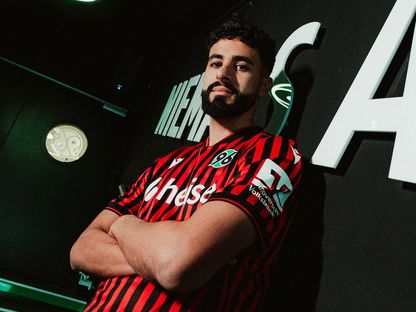 التونسي إلياس سعد بعد التوقيع مع ناديه الجديد هانفور الألماني - 14 يناير 2026 - hannover96.de