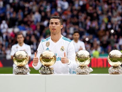 لاعب ريال مدريد كريستيانو رونالدو يحتفل بالكرة الذهبية الخامسة على ملعب سانتياغو بيرنابيو - 9 ديسمبر 2017 - Reuters