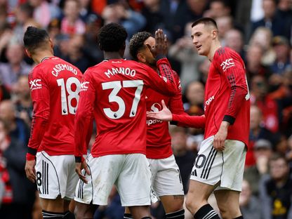 بنجامين سيسكو يحتفل مع زملائه في مانشستر يونايتد بالهدف الثاني أمام ليفربول في الدوري الإنجليزي الممتاز - 3 مايو 2026 - Action Images via Reuters