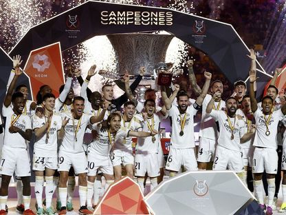 لاعبو ريال مدريد يرفعون الكأس بعد فوزهم على برشلونة في نهائي كأس السوبر الإسباني بالرياض - 14 يناير 2024 - Reuters 