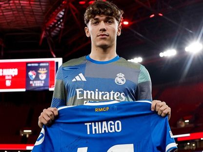 تياغو بيتارش يحمل قميصا موقعا من زملائه بعد مشاركته الأولى مع الفريق الأول أمام بنفيكا في دوري أبطال أوروبا - 18 فبراير 2026 - X/@realmadrid