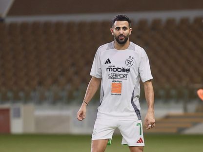 رياض محرز خلال تدريب لمنتخب الجزائر في جدّة - 13 نوفمبر 2025 - X/LesVerts