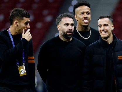 داني كارفاخال وإيدير ميليتاو ولوكاس فاسكيز في ملعب ميتروبوليتانو قبل ديربي مدريد - Reuters