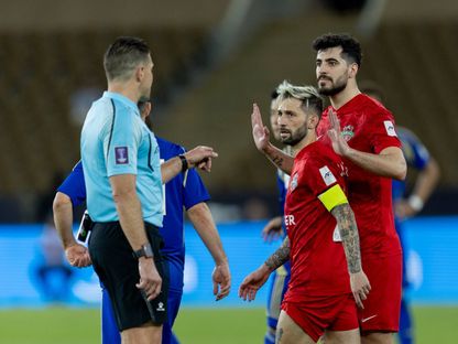 لاعبو شباب الأهلي الإماراتي يحتجون على حكم المواجهة أمام ماتشيدا زيلفيا الياباني في نصف نهائي أبطال آسيا للنخبة - 21 أبريل 2026 - X/@Shabab_AlAhliFC