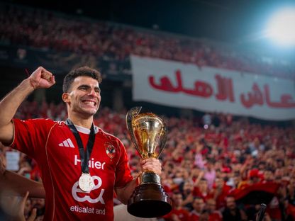 أحمد سيد "زيزو" لاعب الأهلي يحتفل بالتتويج بكأس السوبر المصرية على حساب الزمالك - 9 نوفمبر 2025 - X/@AlAhly