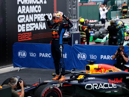 ماكس فرشتابن سائق ريد بول يحتفل بعد الفوز بجائزة إسبانيا الكبرى للفورمولا 1 - 23 يونيو 2024 - REUTERS