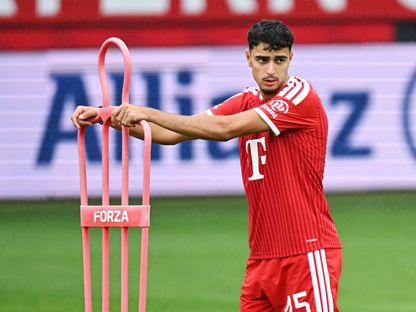 لاعب بايرن ميونيخ ألكسندر بافلوفيتش خلال التدريبات - 17 أغسطس 2026 - Reuters