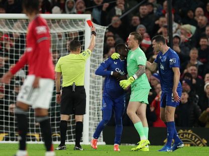 طرد ادريسا جانا غي بعد مشاجرة مع زميله في إيفرتون مايكل كين خلال مباراة مانشستر يونايتد بالدوري الإنجليزي - 24 نوفمبر 2025 - Reuters