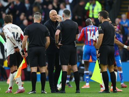 آرني سلوت مدرب ليفربول يتحدث إلى الحكم بعد الخسارة أمام كريستال بالاس - 27 سبتمبر 2025 - Reuters