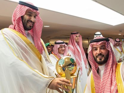 ولي العهد السعودي الأمير محمد بن سلمان يسلّم كأس الملك لرئيس نادي الهلال فهد بن نافل بعد إحراز اللقب على حساب النصر  - 31 مايو 2024 - X/@mosgovsa