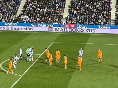 لحظة النقاش الحاد بين مودريتش وفينيسيوس خلال مواجهة ليغانيس وريال مدريد بكأس ملك إسبانيا - 05 فبراير 2025 - X/@oltsport_