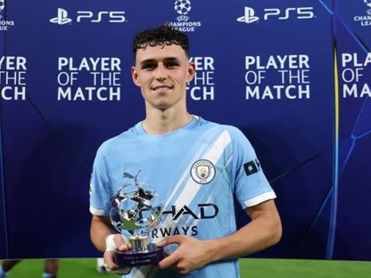 فيل فودين لاعب مانشستر سيتي يحتفل بحصوله على جائزة أفضل لاعب في مواجهة نابولي بدوري أبطال أوروبا - 18 سبتمبر 2025 - uefa.com