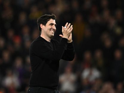 الإسباني أندوني إيراولا مدرب بورنموث يحيي الجمهور بعد التعادل مع مانشستر سيتي في الدوري الإنجليزي الممتاز - 19 مايو 2026 - Reuters