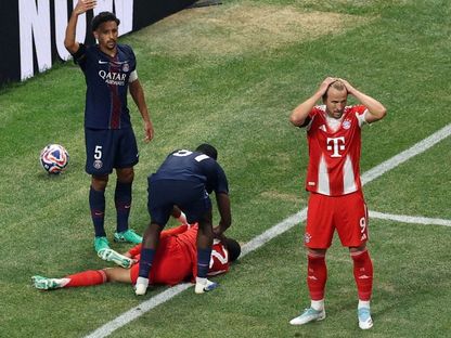 هاري كين يتحسر على إصابة موسيالا بعد تدخل دوناروما في مباراة بايرن ميونيخ وسان جيرمان في مونديال الأندية 2025 - Reuters