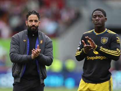 كوبي ماينو لاعب مانشستر يونايتد ومدربه روبن أموريم بعد مباراة برينتفورد بالدوري الإنجليزي الممتاز - 27 سبتمبر 2025 - Reuters