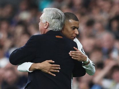 كيليان مبابي يعانق كارلو أنشيلوتي بعد استبداله خلال مباراة بين ريال مدريد ومانشستر سيتي في دوري أبطال أوروبا - 19 فبراير 2025 - Reuters