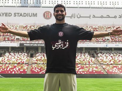 إبراهيم عادل في جلسة تصويرية بعد التوقيع مع نادي الجزيرة الإماراتي - 22 يوليو 2025 - صورة متداولة