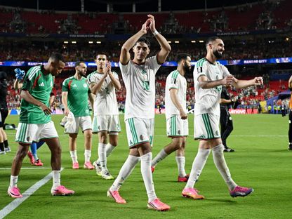 لاعبو الجزائر يحتفلون مع الجماهير بالتأهل إلى دور 32 في كأس العالم - 28 يونيو 2026 - Reuters