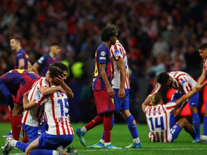 لاعب برشلونة لامين يامال وسط احتفالات لاعبي أتلتيكو مدريد بالتأهل لنصف نهائي دوري أبطال أوروبا - 14 أبريل 2026 - Reuters