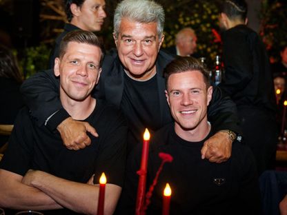 رئيس برشلونة جوان لابورتا متوسّطاً مارك أندريه تير شتيغن وفويتشيك تشيزني خلال عشاء للنادي - 21 مايو 2025 - X/@FCBarcelona