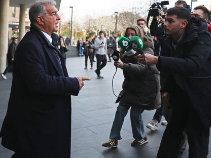 رئيس برشلونة جوان لابورتا بعد إدلائه بشهادته أمام قاضية التحقيق بشأن مدفوعات ناديه لخوسيه ماريا إنريكيز نيغريرا النائب السابق لرئيس لجنة الحكام في إسبانيا - 12 ديسمبر 2025 - REUTERS