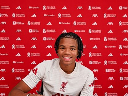 ريو نغوموها خلال توقيع أول عقد احترافي مع ليفربول - 25 سبتمبر 2025 - X/@LFC