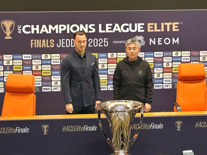 مدربا الأهلي ماتياس يايسله وكاوازاكي شيكتوشي هاسيبي مع كأس دوري أبطال آسيا للنخبة قبل النهائي في جدة - 2 مايو 2025 - X/@aawsat_spt