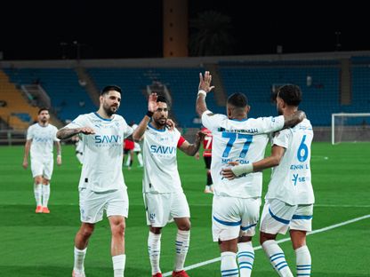 لاعبون من الهلال يحتفلون بتسجيل هدف في مرمى الرائد بدوري روشن السعودي - 7 مايو 2025 - X/@Alhilal_FC