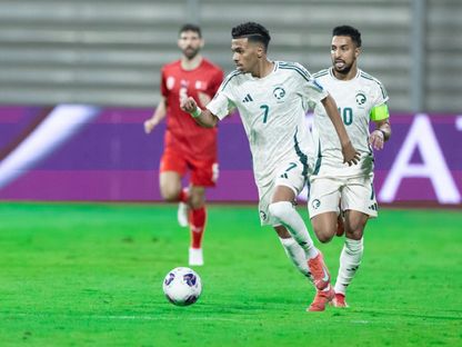 لاعبا السعودية مصعب الجوير وسالم الدوسري خلال مباراة البحرين في تصفيات كأس العالم - 5 يونيو 2025 - x/@SaudiNT