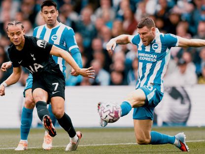 تشافي سيمونز لاعب توتنهام يسدد الكرة وسط حراسة من اثنين من لاعبي برايتون في مواجهة الفريقين في الدوري الإنجليزي - 20 سبتمبر 2025 - X/@SpursOfficial