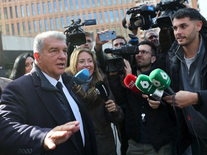 رئيس برشلونة جوان لابورتا بعد إدلائه بشهادته أمام قاضية التحقيق بشأن مدفوعات ناديه لخوسيه ماريا إنريكيز نيغريرا النائب السابق لرئيس لجنة الحكام في إسبانيا - 12 ديسمبر 2025 - REUTERS