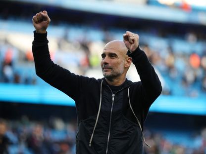 بيب غوارديولا مدرب مانشستر سيتي يحيي جماهير فريقه بعد الفوز عى مانشستر يونايتد في الدوري الإنجليزي - 14 سبتمبر 2025 - Reuters
