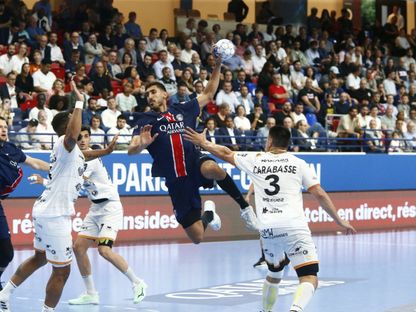 يحيى عمر لاعب باريس سان جيرمان في طريقه للتسديد على مرمى إيستر في الدوري الفرنسي - 4 يونيو 2025 - X/@psghand