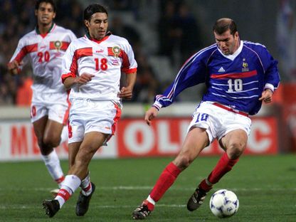 زين الدين زيدان وطاهر الخلج خلال مباراة ودية بين فرنسا والمغرب - 20 يناير 1999 - Reuters