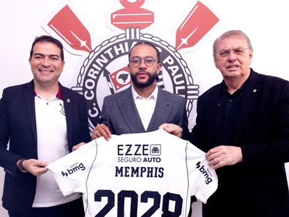 الهولندي ممفيس ديباي في مراسم تجديد عقده مع كورينثيانز البرازيلي حتى 2028 - 18 أغسطس 2026 - Corinthians/x