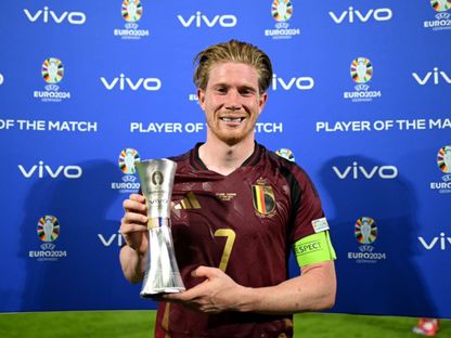 كيفن دي بروين نجم بلجيكا يحتفل بجائزة أفضل لاعب في مباراة رومانيا ببطولة أوروبا "يورو 2024"- 22 يونيو 2024 - Reuters