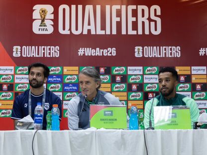 روبرتو مانشيني مدرب المنتخب السعودي رفقة لاعبه مختار علي في المؤتمر الصحفي قبل مواجهة باكستان في تصفيات كأس العالم - 5 يونيو 2024 - X/@SaudiNT