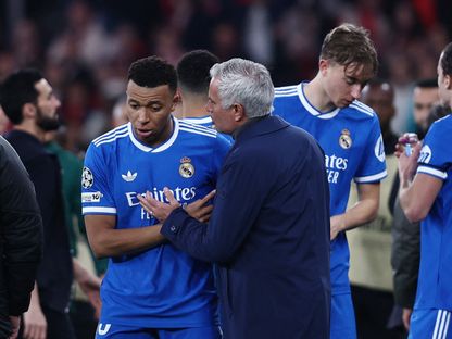 جوزيه مورينيو مدرب بنفيكا يتحدث إلى كيليان مبابي مهاجم ريال مدريد - 15 مايو 2026 - Reuters