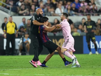 ياسين تشيوكو حارس ليونيل ميسي يتدخل بعد اقتراب مشجع من نجم إنتر ميامي خلال مباراة ضد لوس أنجلوس أف سي - 3 سبتمبر 2023 - Kirby Lee-USA TODAY Sports