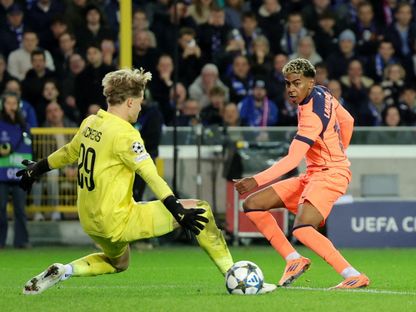 لامين يامال لاعب برشلونة لحظة تسديد كرة الهدف الثاني لفريقه في شباك كلوب بروج البلجيكي - 5 نوفمبر 2025 - REUTERS